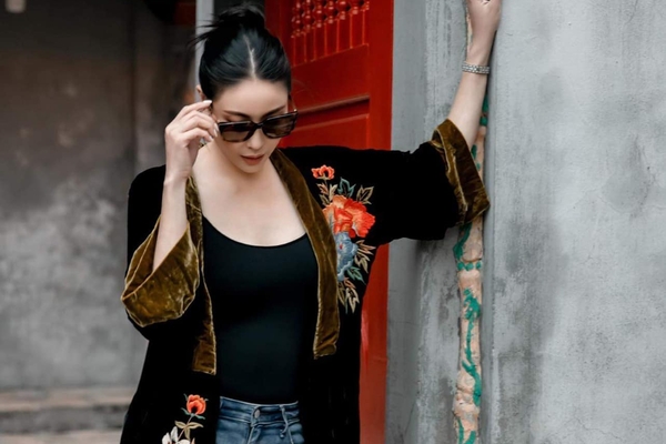 Hoa Hậu Việt Nam Hà Kiều Anh dạo phố Hà Nội trong trang phục của Tiệm Thơ