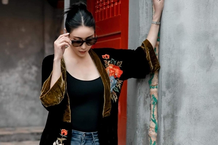 Hoa Hậu Việt Nam Hà Kiều Anh dạo phố Hà Nội trong trang phục của Tiệm Thơ