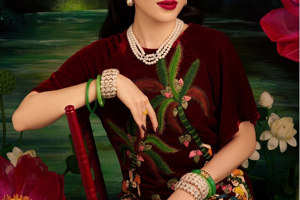 LINH RIN LÀ NÀNG THƠ NHUNG LỤA TRONG BST ĐÔNG HỒ CỦA TIỆM THƠ