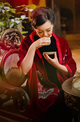 Váy lụa tơ tằm thêu tay truyền thống