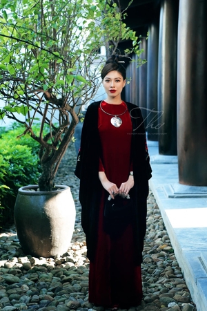 Áo choàng nhung thêu hoa hồng ở tay