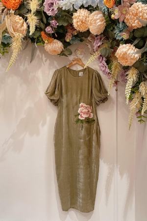 Đầm linen thêu hoa: Thiết kế tinh tế, dịu dàng cho các nàng