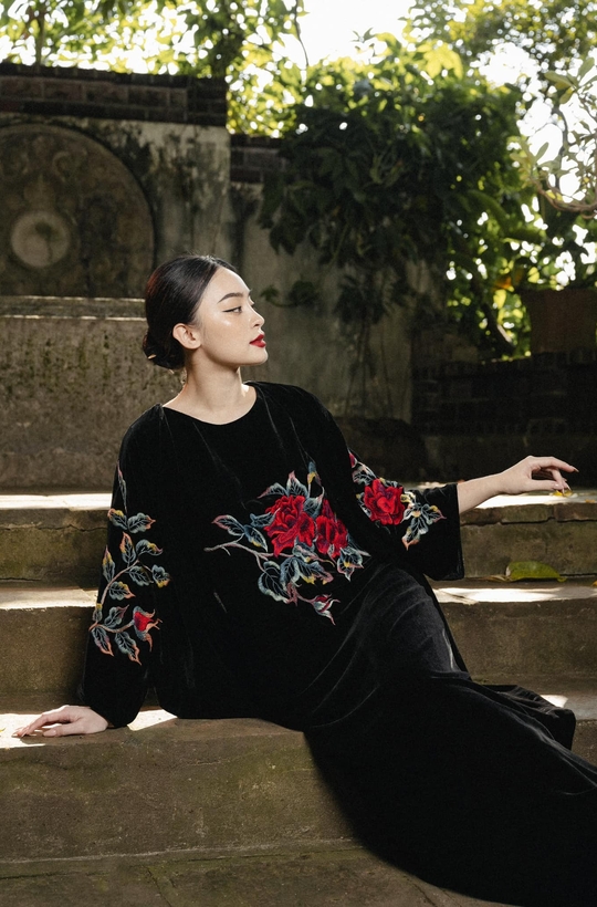 Áo choàng nhung đen thêu mẫu đơn đỏ