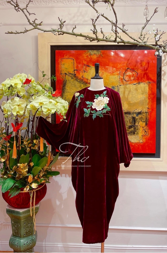 Áo choàng nhung đỏ huyết dụ dáng ngắn thêu vai