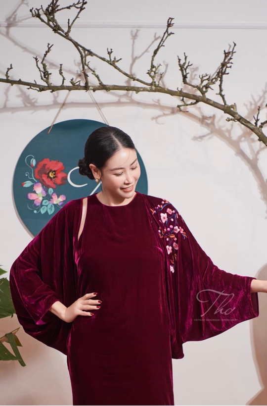 Áo choàng nhung the màu tím huyết dụ dáng ngắn thêu hoa vai