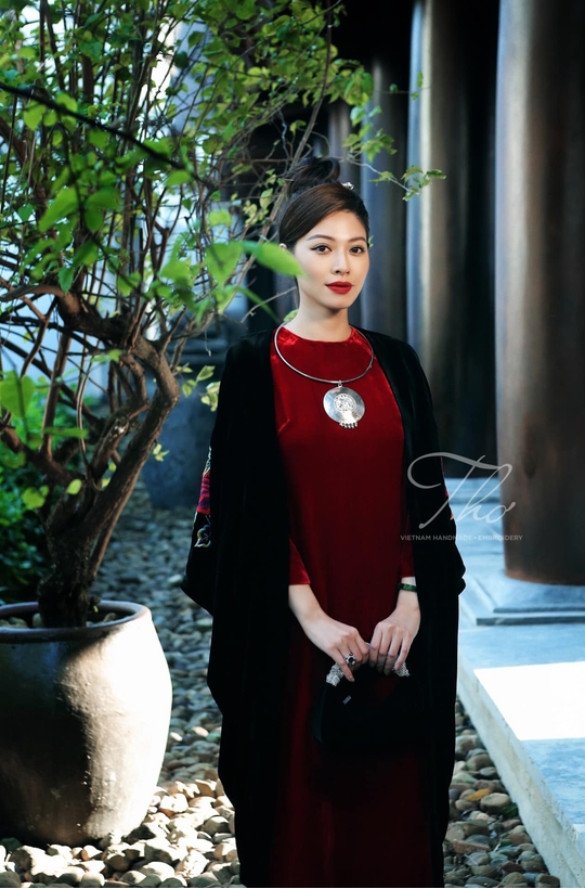 Áo choàng nhung dúm đen thêu tay