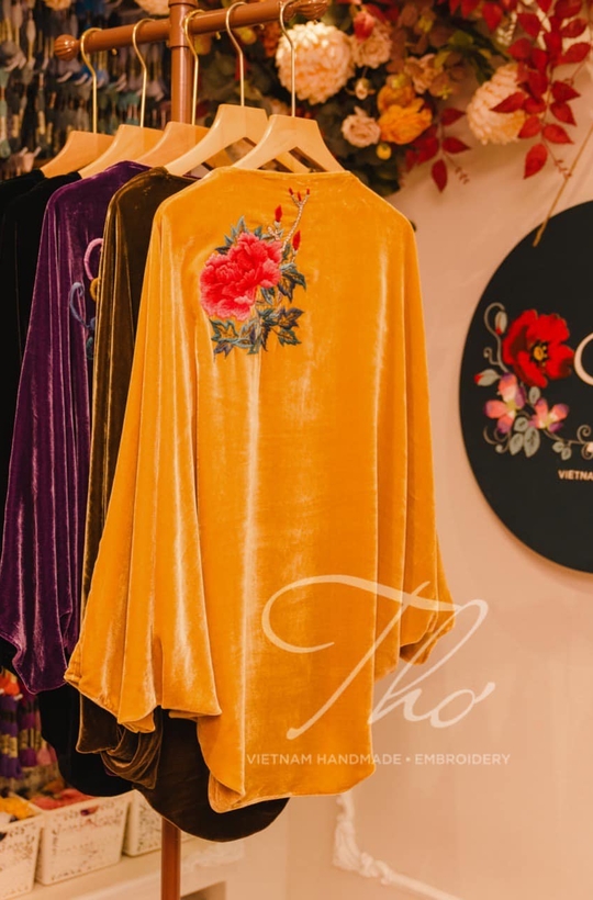 Áo choàng nhung dáng ngắn thêu hoa mẫu đơn sau lưng