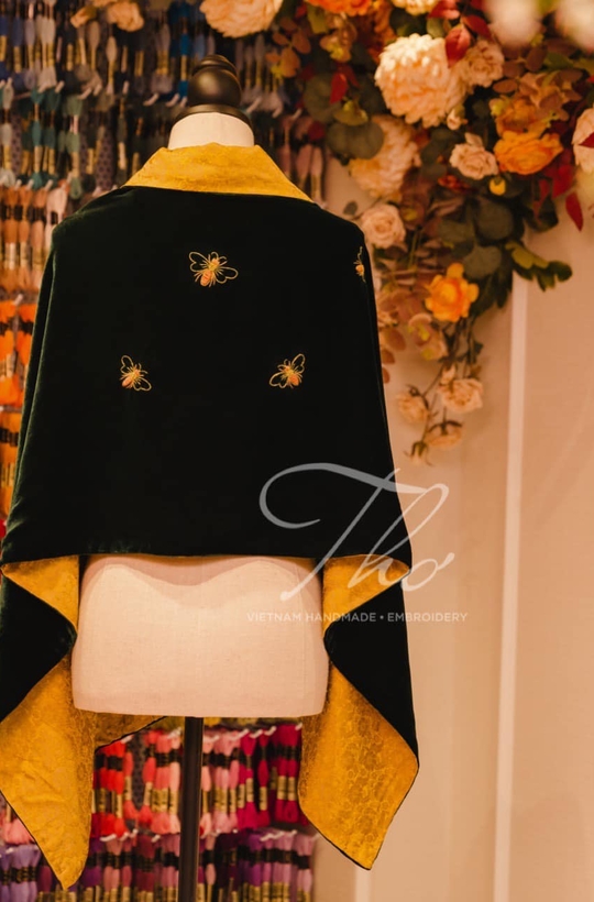 Khăn nhung lót lụa xanh Noel thêu ong