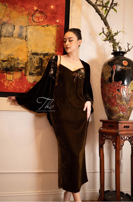 Áo choàng nhung màu dáng ngắn thêu hoa lê