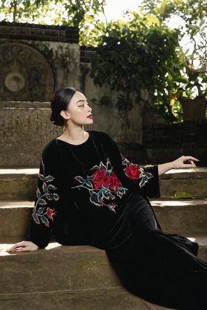 Áo choàng nhung đen thêu mẫu đơn đỏ