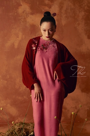 Áo choàng nhung đỏ dáng ngắn thêu hoa đào
