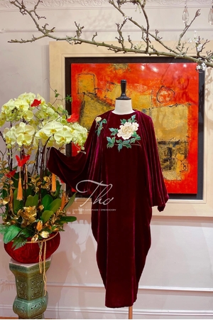Áo choàng nhung đỏ huyết dụ dáng ngắn thêu vai