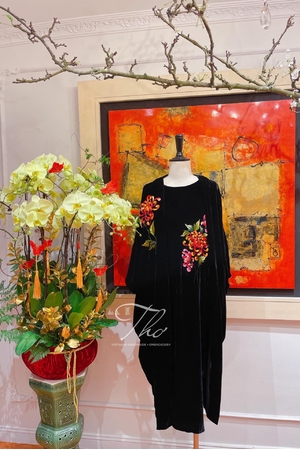 Áo choàng nhung đen dáng dài thêu hoa cúc chỉ tơ