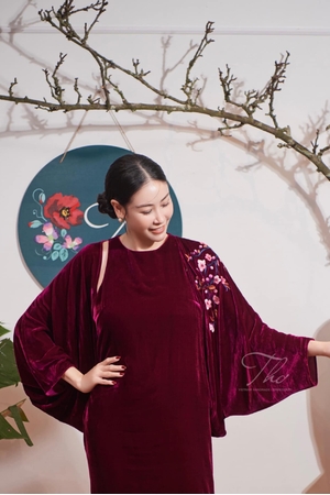 Áo choàng nhung the màu tím huyết dụ dáng ngắn thêu hoa vai