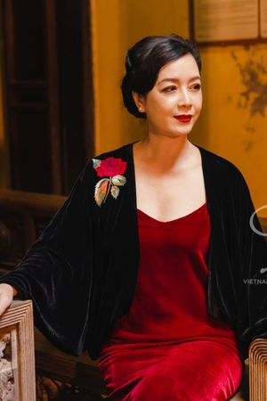 Áo choàng nhung đen dáng ngắn