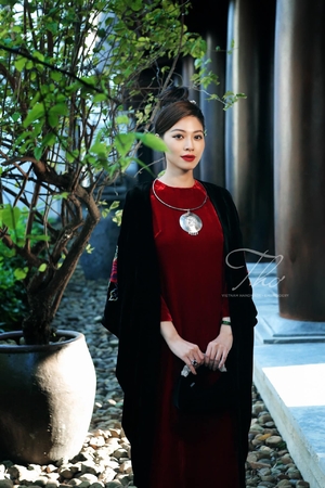 Áo choàng nhung dúm đen thêu tay