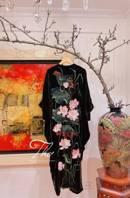 Áo choàng nhung the thêu đầm hoa sen bằng chỉ tơ