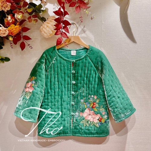 Áo chần bông màu xanh ngọc thêu hoa