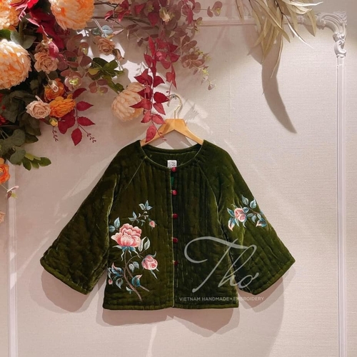 Áo chần bông màu xanh thêu hoa