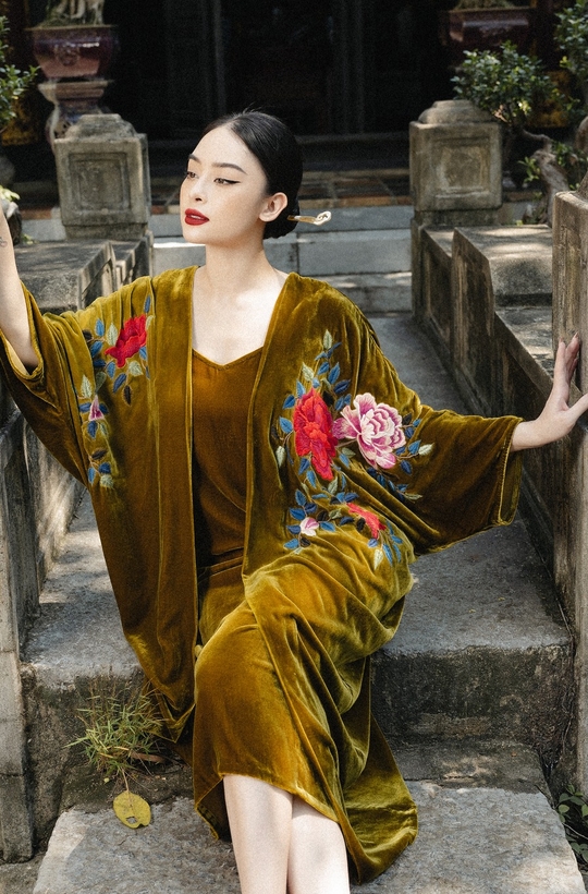 Áo choàng nhung the màu vàng đồng thêu hoa mẫu đơn