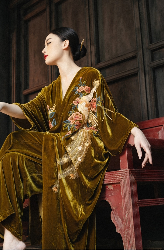 Áo choàng nhung the màu vàng đồng thêu chim công cổ hoa mẫu đơn