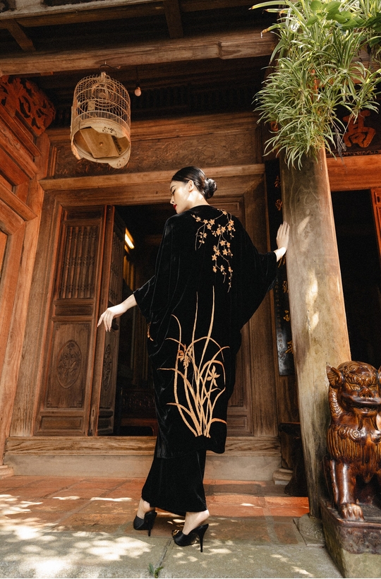 Áo choàng nhung the thêu tranh tứ quý Tùng - Cúc - Trúc - Mai