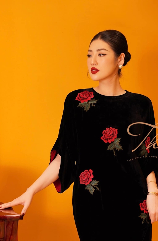 Chiếc váy thêu hoa vạn người mê đụng hàng nhiều nhất hè 2018  Thời  trang  Việt Giải Trí
