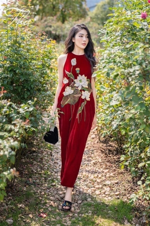 Váy thêu họa tiết hoa lá ở cổ áo phong cách vintage  sakurafashionvn