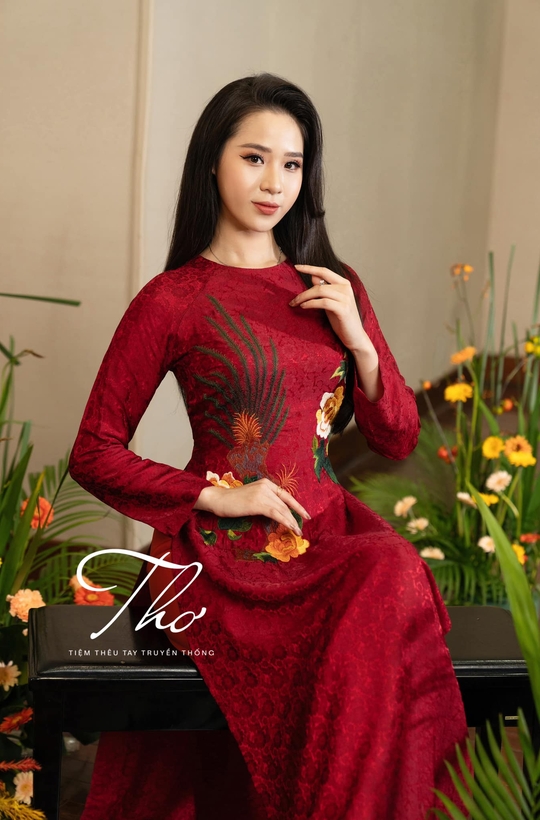 Áo dài lụa đỏ hoa văn thêu hoa