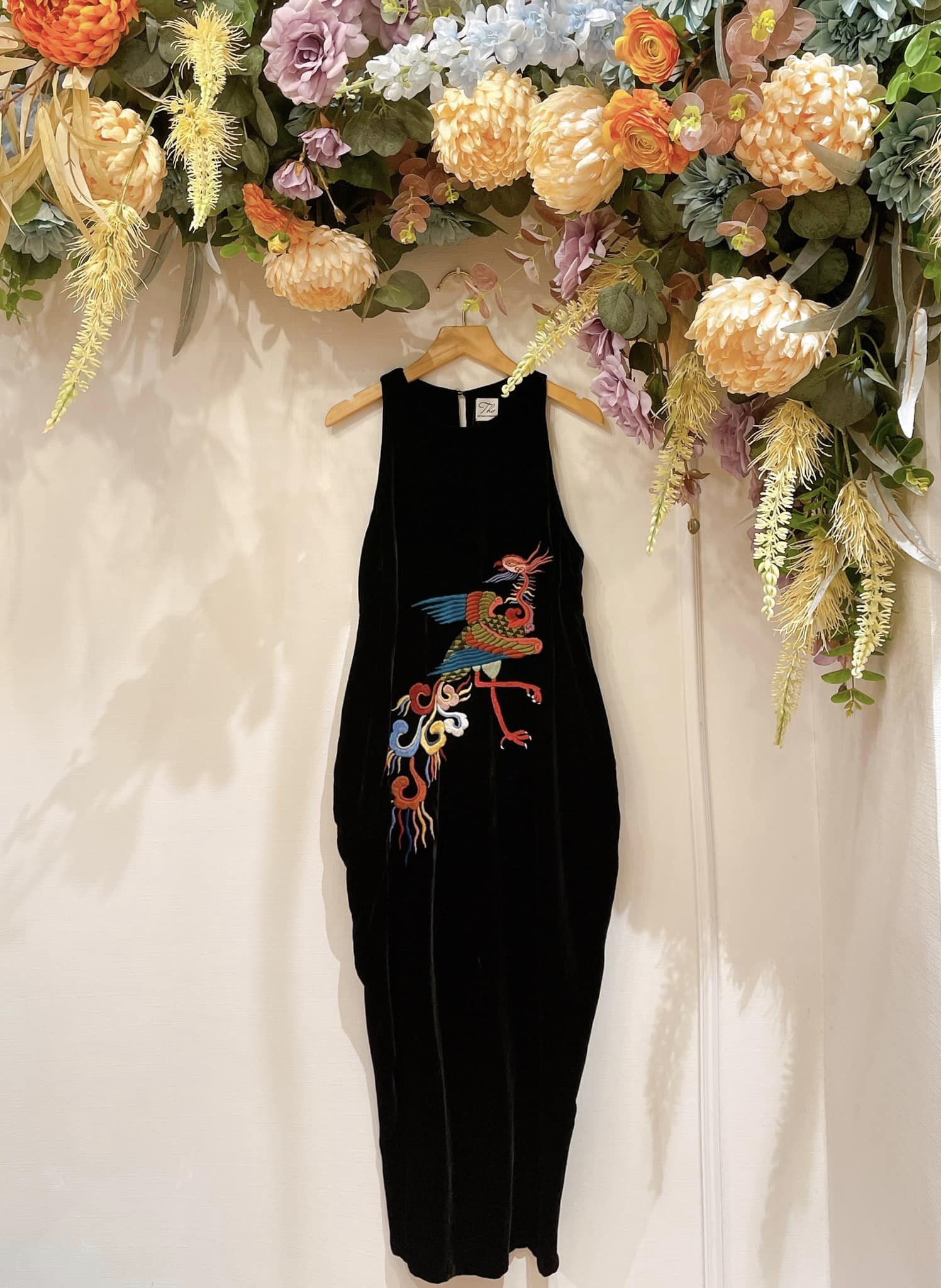 Váy nhung của Tiệm Thơ tạo một cơn sốt không hề nhỏ trong thời gian vừa qua  ♥️ Váy của Tiệm Thơ được thêu tay thủ công 100% , sử dụng chất… | Instagram
