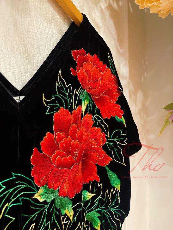 D1828 : Set bộ áo thun thêu hoa hồng + Chân váy Jean thêu hoa -  yishop.com.vn