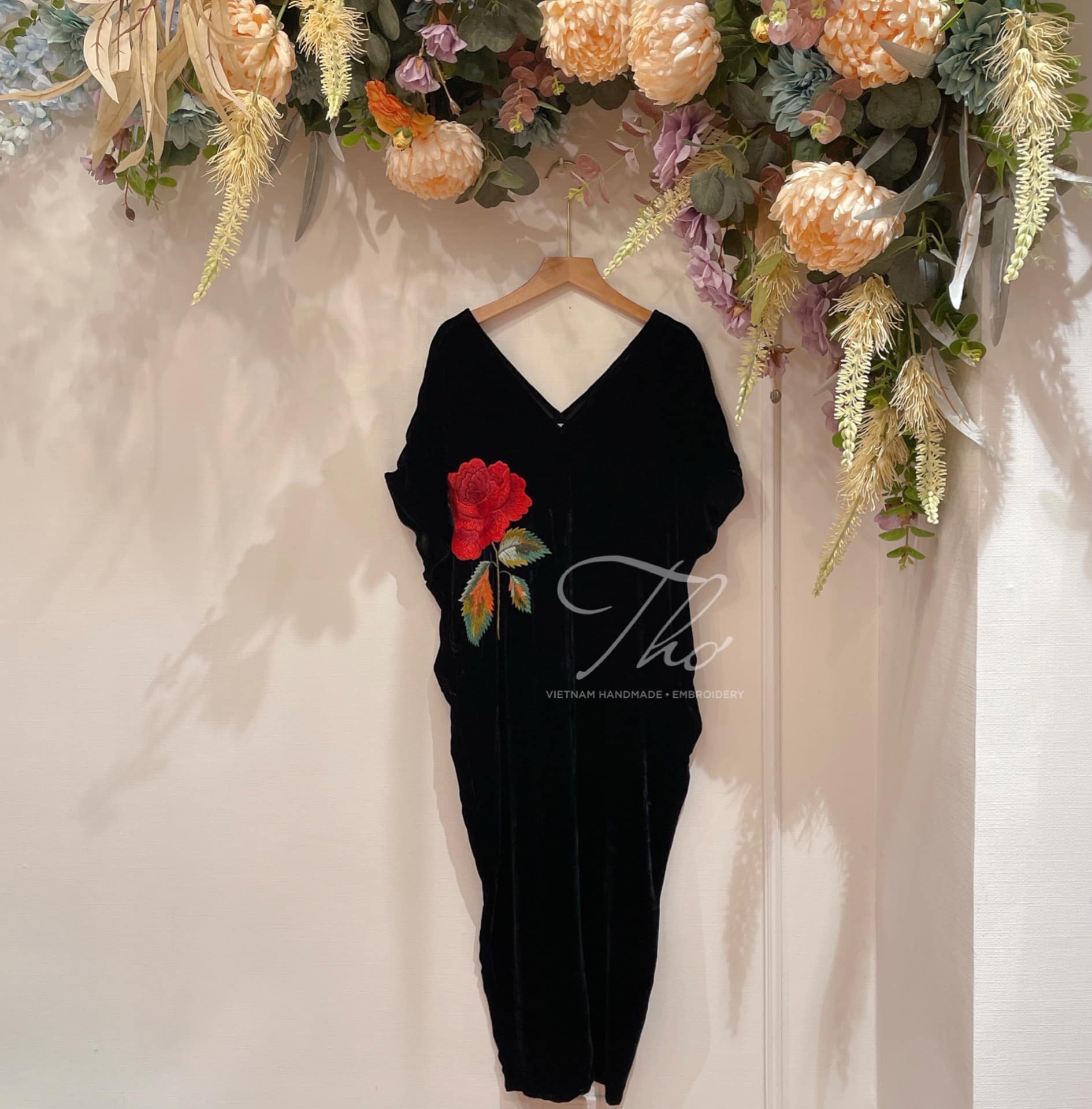 Đầm linen thêu hoa: Thiết kế tinh tế, dịu dàng cho các nàng