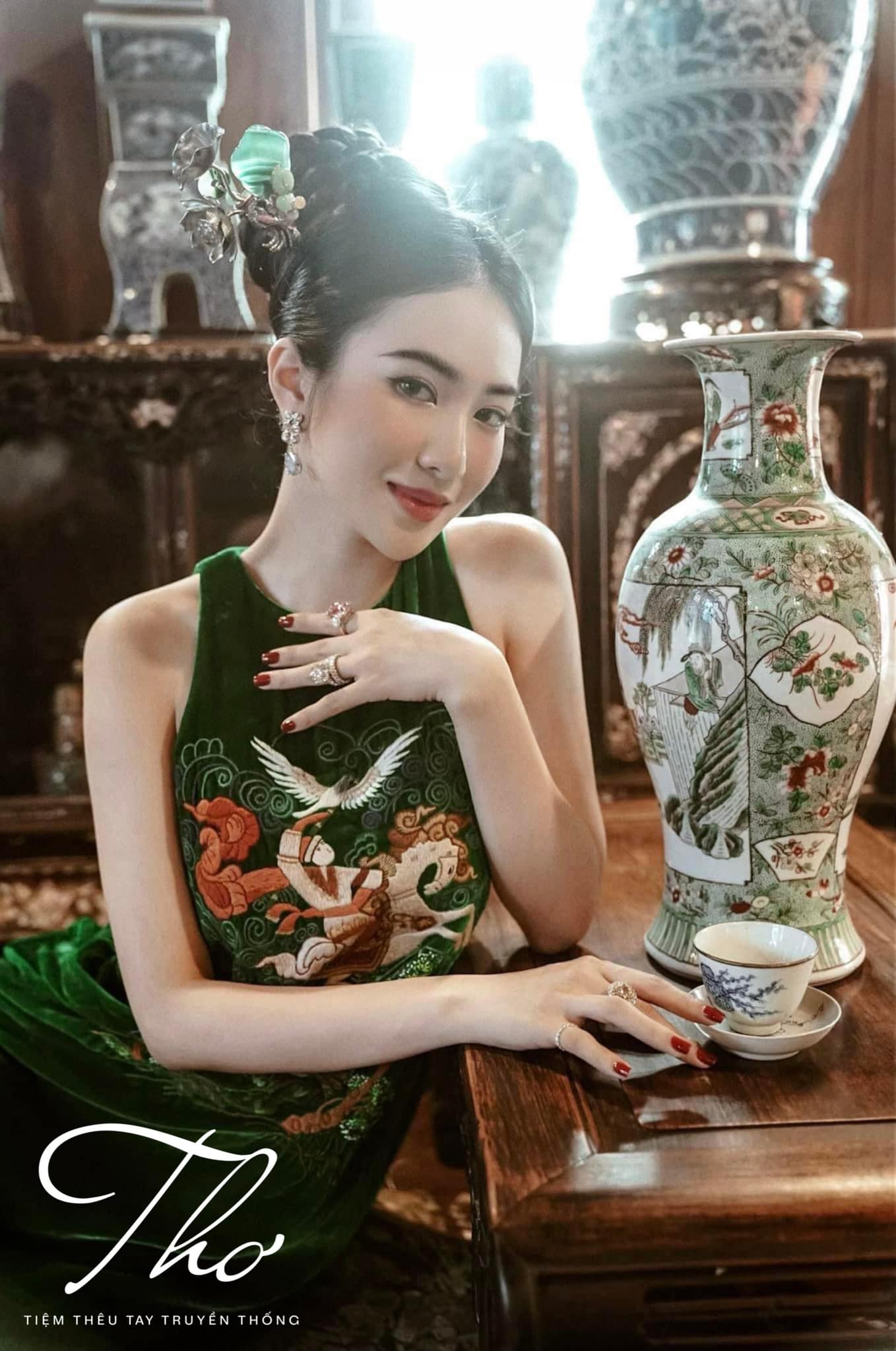 Đầm nhung the cao cấp tay xếp bèo điệu đà thêu tay bằng chỉ tơ đẹp như một  bức tranh, tạo vẻ sang trọng... | Instagram